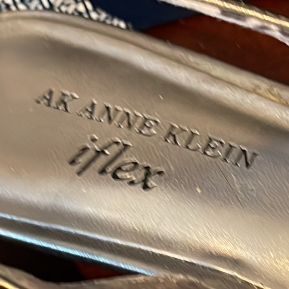 Anne Klein iflex Womens Sling Back Shoes With Flower Kitten Heel Silver Size - Picture 3 of 4